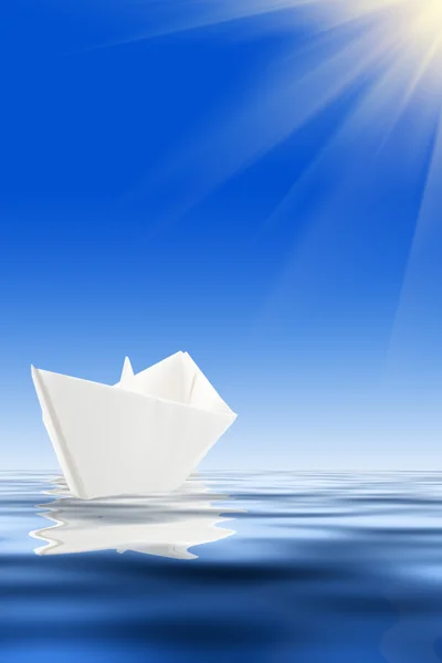 Kağıt tekne ve mavi su — Stok fotoğraf