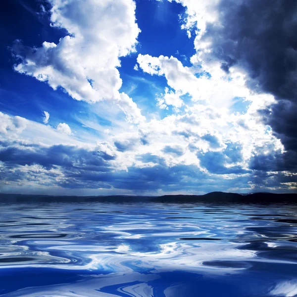 Witte Wolken Water — Stockfoto