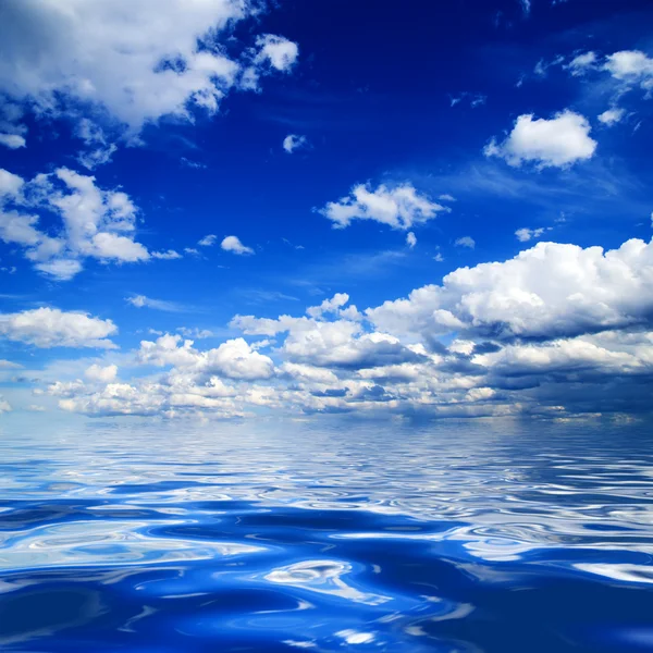 Blauwe lucht en water — Stockfoto