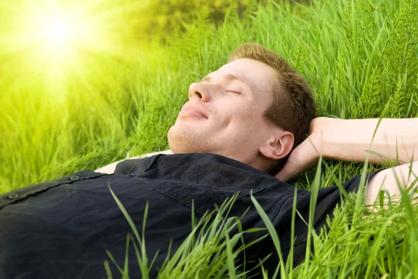 Hombre Joven Relajarse Bajo Sol Verano —  Fotos de Stock