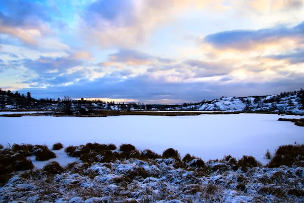 Зима северное озеро и закат — стоковое фото