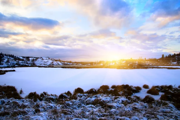 冬の北の湖と日没 — ストック写真