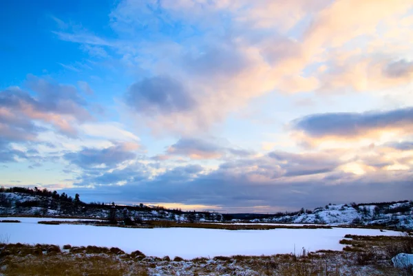 Zimą Północnej jeziora i zachód słońca — Zdjęcie stockowe