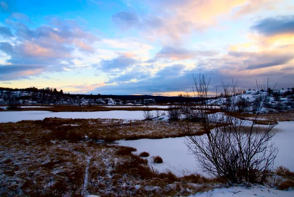 Vintern north lake och solnedgång — Stockfoto