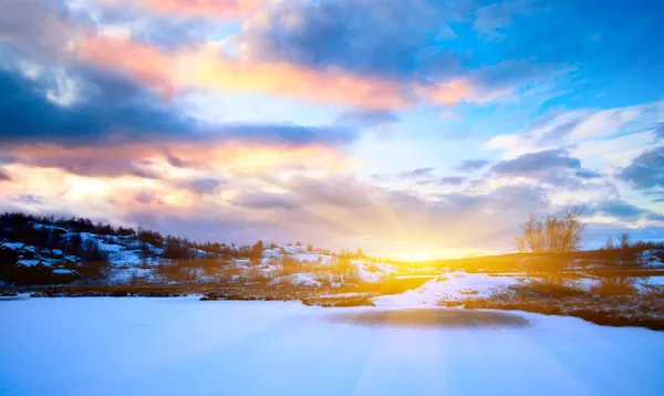 Inverno lago norte e pôr do sol — Fotografia de Stock