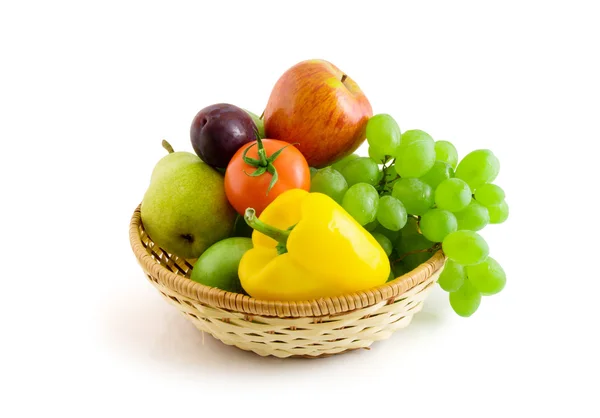 Φρούτα και λαχανικά στο καλάθι απομονωμένη στο λευκό — Φωτογραφία Αρχείου