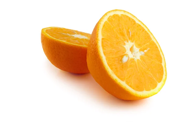 Μισά Του Πορτοκαλί Απομονωμένη Στο Λευκό — Φωτογραφία Αρχείου