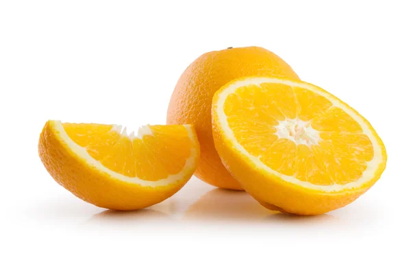Halvorna av orange isolerat på vita — Stockfoto