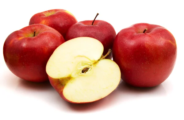 Κόκκινα Μήλα Απομονωμένα Στο Λευκό Φόντο — Φωτογραφία Αρχείου