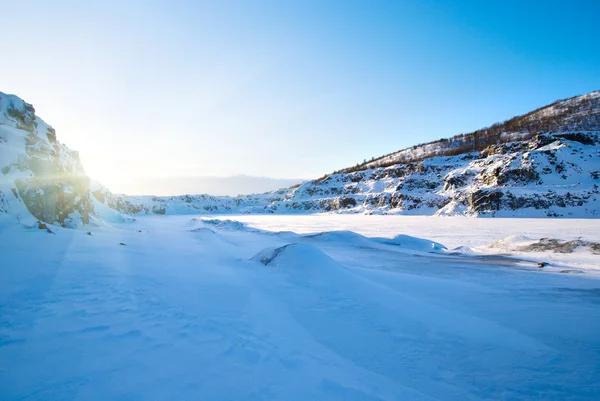冬の山のツンドラの日没 ロイヤリティフリーのストック画像