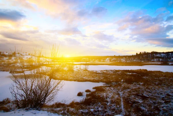 Invierno lago norte y puesta de sol Imagen De Stock