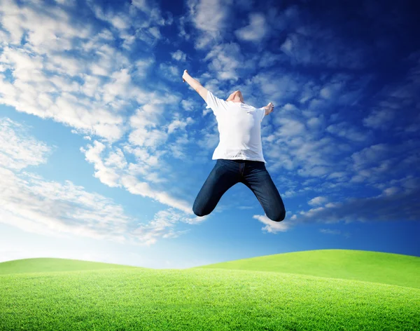 행복 한 젊은 사람을 점프 — 스톡 사진