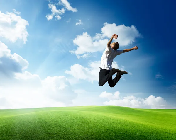 Прыгающий счастливый молодой человек — стоковое фото