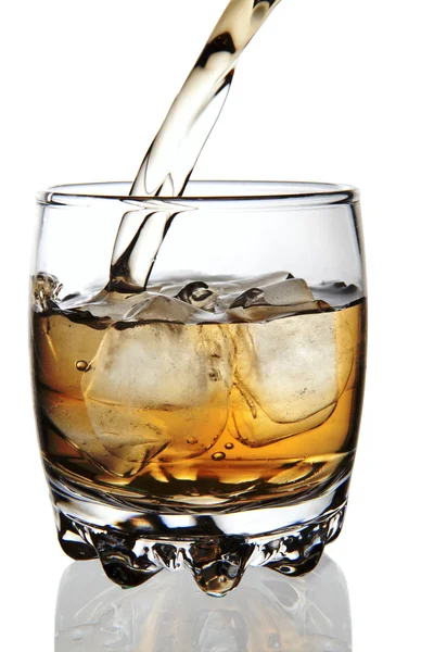 Whiskey Wird Ein Glas Gegossen — Stockfoto