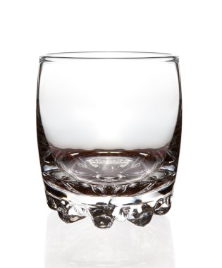 Beyaz bir bardağa izole edilmiş boş bir bardak.