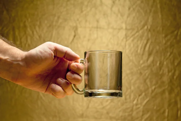 Mão com o copo — Fotografia de Stock