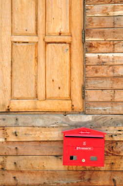 Evimin önünde kırmızı mektup kutusu.
