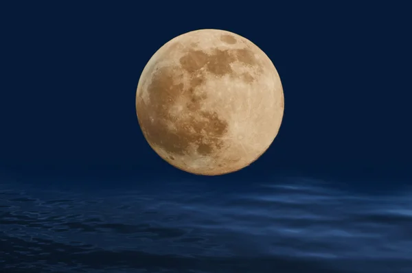 Fullmåne Över Natt Havet — Stockfoto
