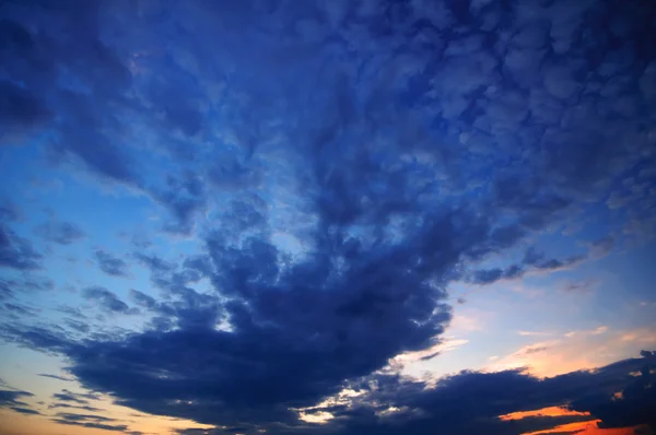 Blauer Himmel mit Wolken bei Sonnenuntergang — Stockfoto