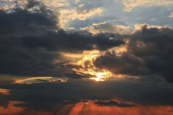 Wolken Und Stürmischer Himmel Und Sonnenuntergang lizenzfreie Stockfotos