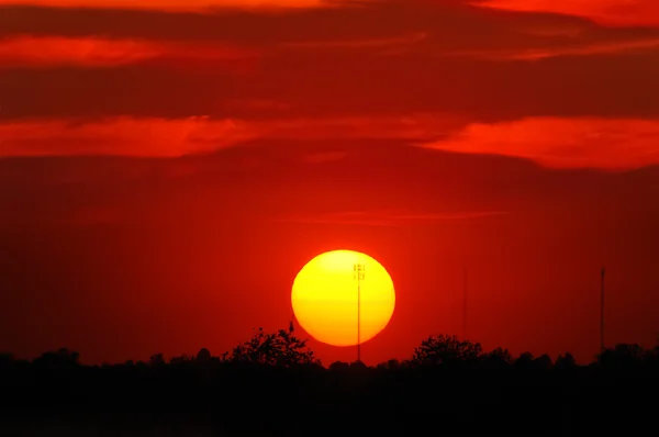 Piękny zachód słońca i czerwone niebo. — Zdjęcie stockowe