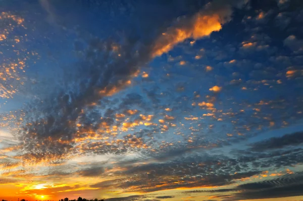 Hermosa Puesta Sol Nubes Muchos Colores —  Fotos de Stock