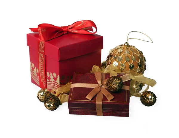 Caixa Presente Vermelho Contra Decorações Árvore Natal Ouro — Fotografia de Stock