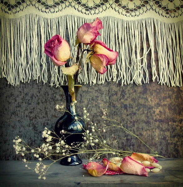 Natureza morta com rosas secas — Fotografia de Stock