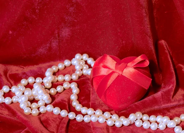 Δώρο Για Την Ημέρα Του Αγίου Βαλεντίνου Ένα Κόκκινο Βελούδο — Φωτογραφία Αρχείου