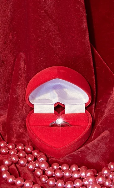 Diamantový prsten v dárkové krabičce — Stock fotografie