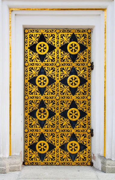 Gouden deur versierd — Stockfoto