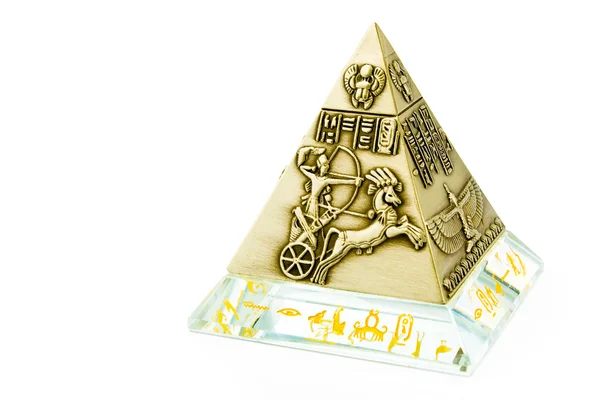 孤立在白色的黄铜金字塔纪念品 — 图库照片