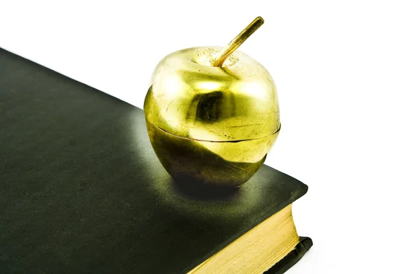 聖書に黄金のリンゴ — ストック写真