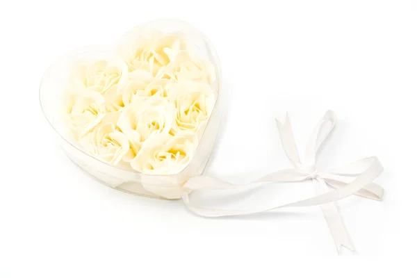 透明な心で白いバラ — ストック写真