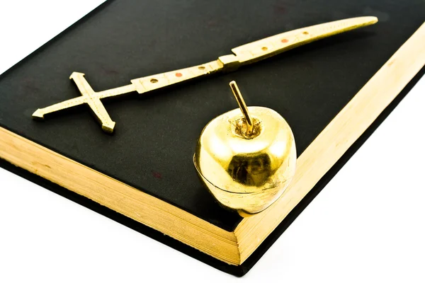 Goldenes Kreuz und Apfel auf Bibel — Stockfoto