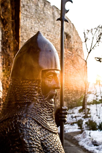 Bronze Warrior guards the fortress in the twilight — Stock Photo, Image