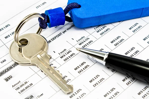 Kalem, evin anahtarı ve banka kredileri faiz oranları — Stok fotoğraf