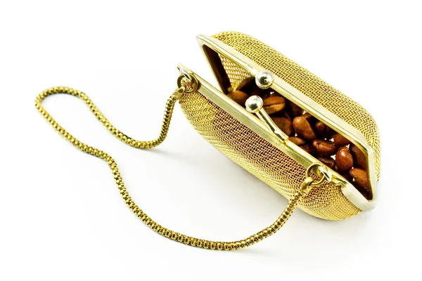 コーヒー豆と黄金の金属製の財布 — ストック写真