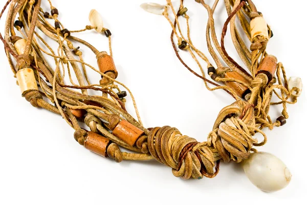 Halskette mit Lederstreifen und Spiralmuschel — Stockfoto