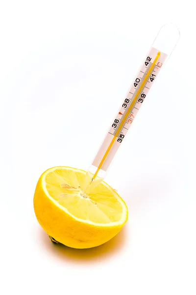 Termómetro médico pegado en una rebanada de limón — Foto de Stock