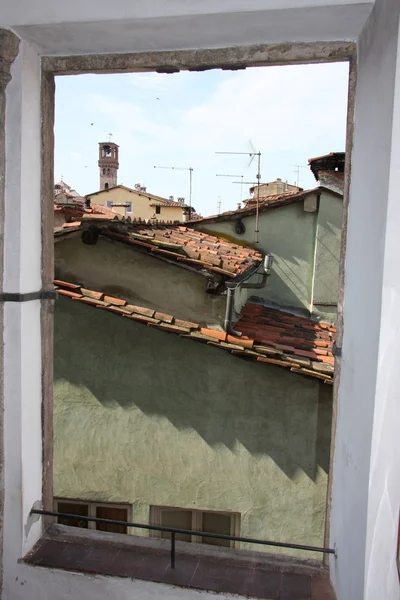 Fenêtre sur toits — Zdjęcie stockowe