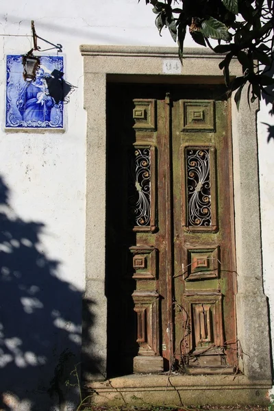ポルトガルでの古代のドア — ストック写真