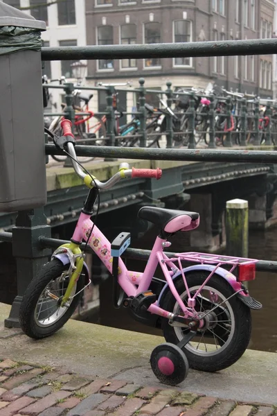 Rózsaszín kerékpár Amszterdamban — Stock Fotó