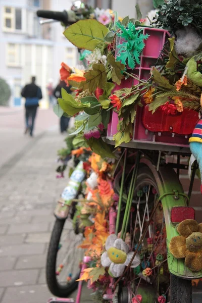 自行车与鲜花 — 图库照片