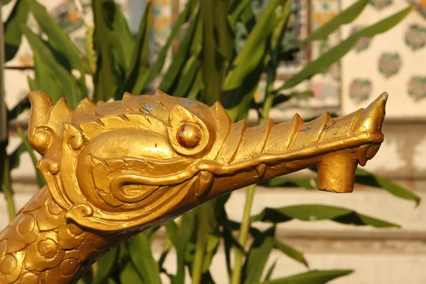 Dragón de oro en Tailandia —  Fotos de Stock