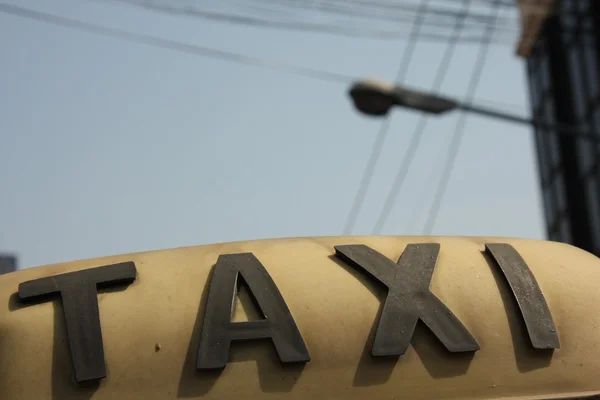 Taksi en villetaxi en ville — Foto de Stock