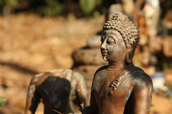 Bouddha et bouddha sans tête — Stok fotoğraf