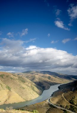 Douro mavi gökyüzü altında