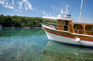 Akdeniz 'in berrak sularında demirli gemi