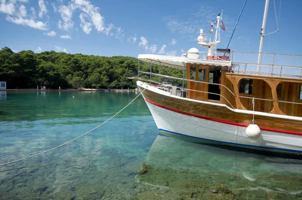 Verankertes Schiff Klaren Gewässern Des Mittelmeeres — Stockfoto
